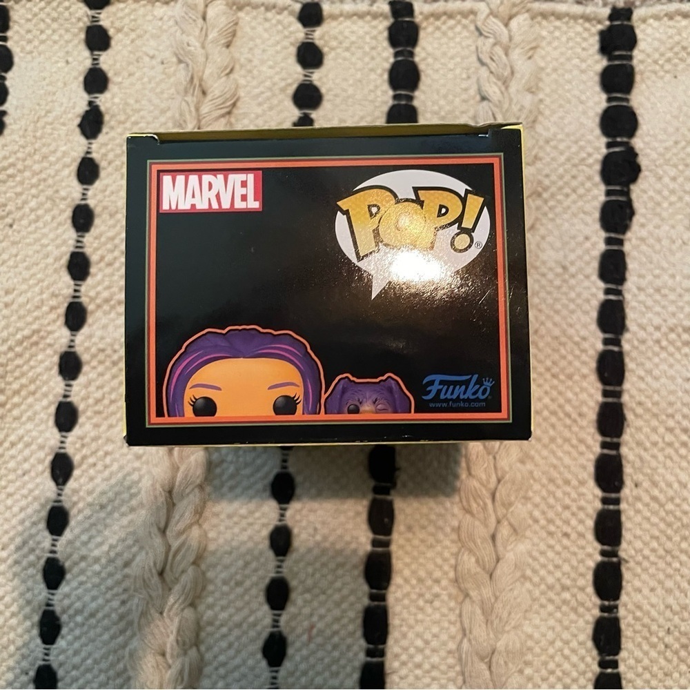 Funko POP‎ TV: Hawkeye - Kate Bishop & Lucky (Blacklight) - Picture 4 of 7